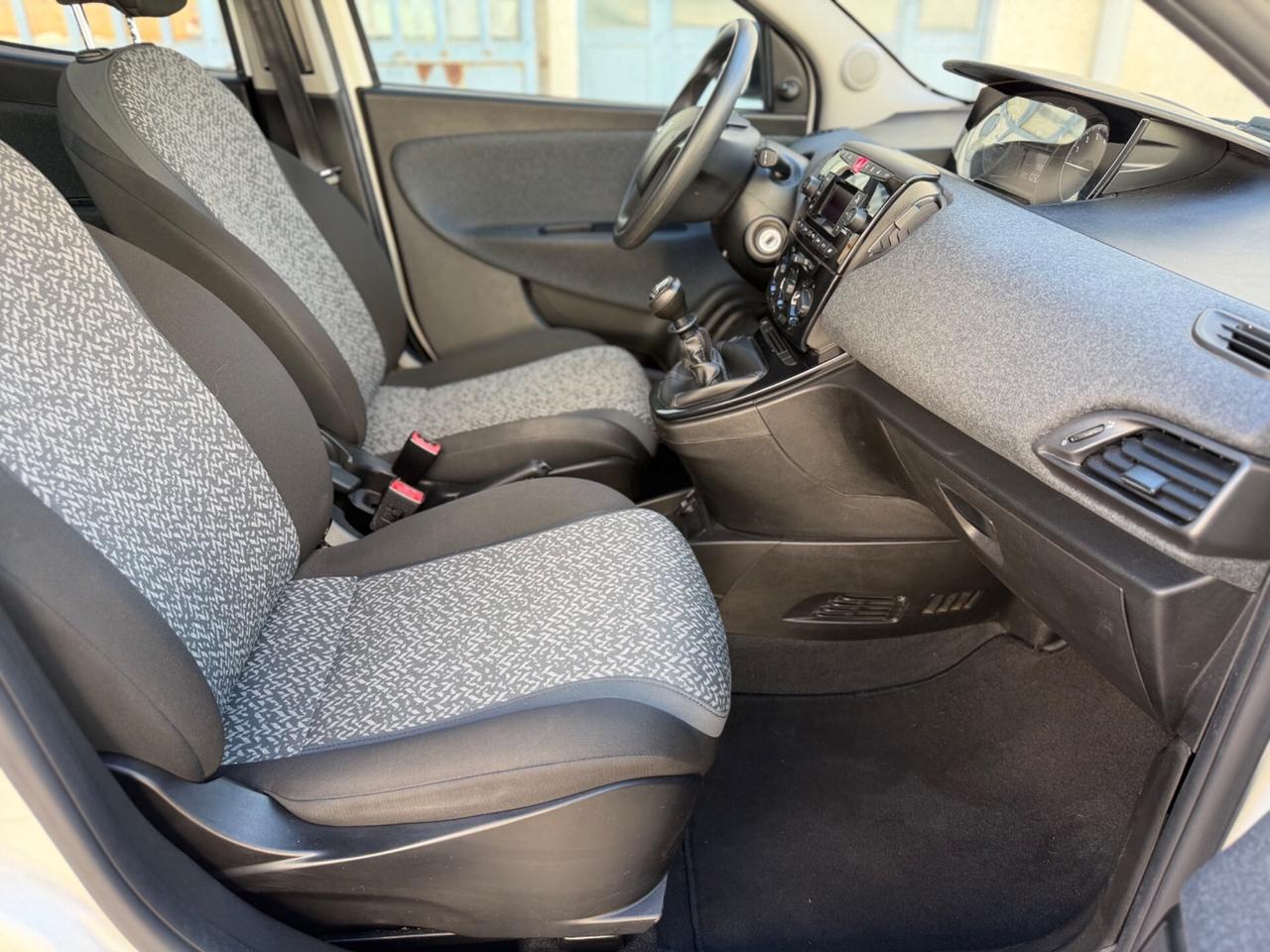 Lancia Ypsilon 1.0 FireFly 5 porte S&S Hybrid Ecochic Silver