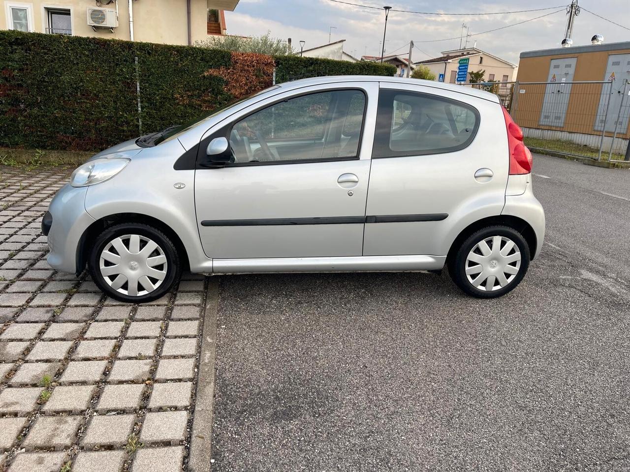Peugeot 107 5p 1.0 12v Sweet Years AUTOMATICA
