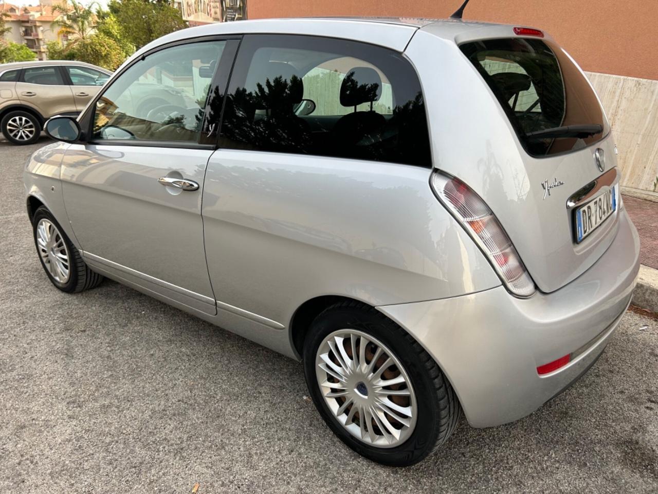 Lancia Ypsilon 1.3 MJT 75 CV Platino