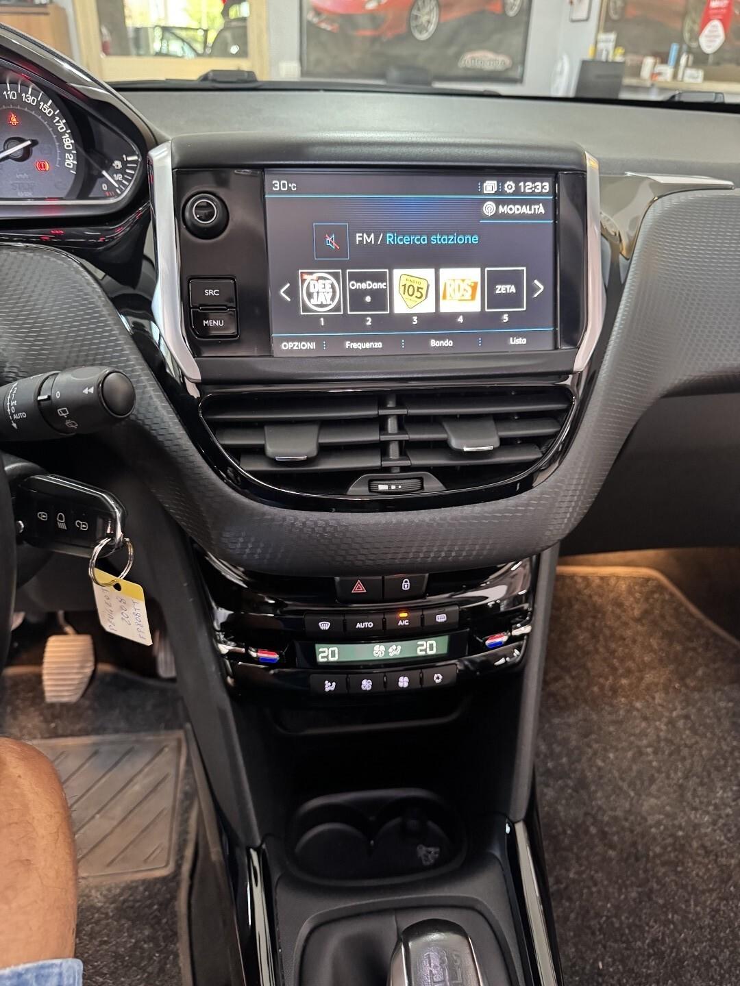 Peugeot 2008 1.2 Allure 82 cv. Navigatore 56 Mila