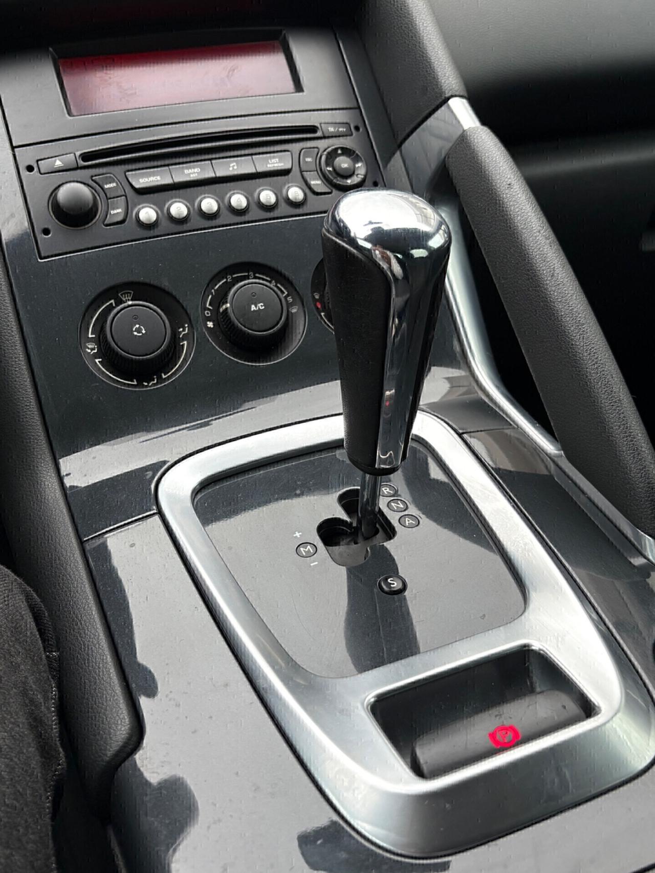 Peugeot 3008 1.6 HDi 110CV cambio robotizzato Business
