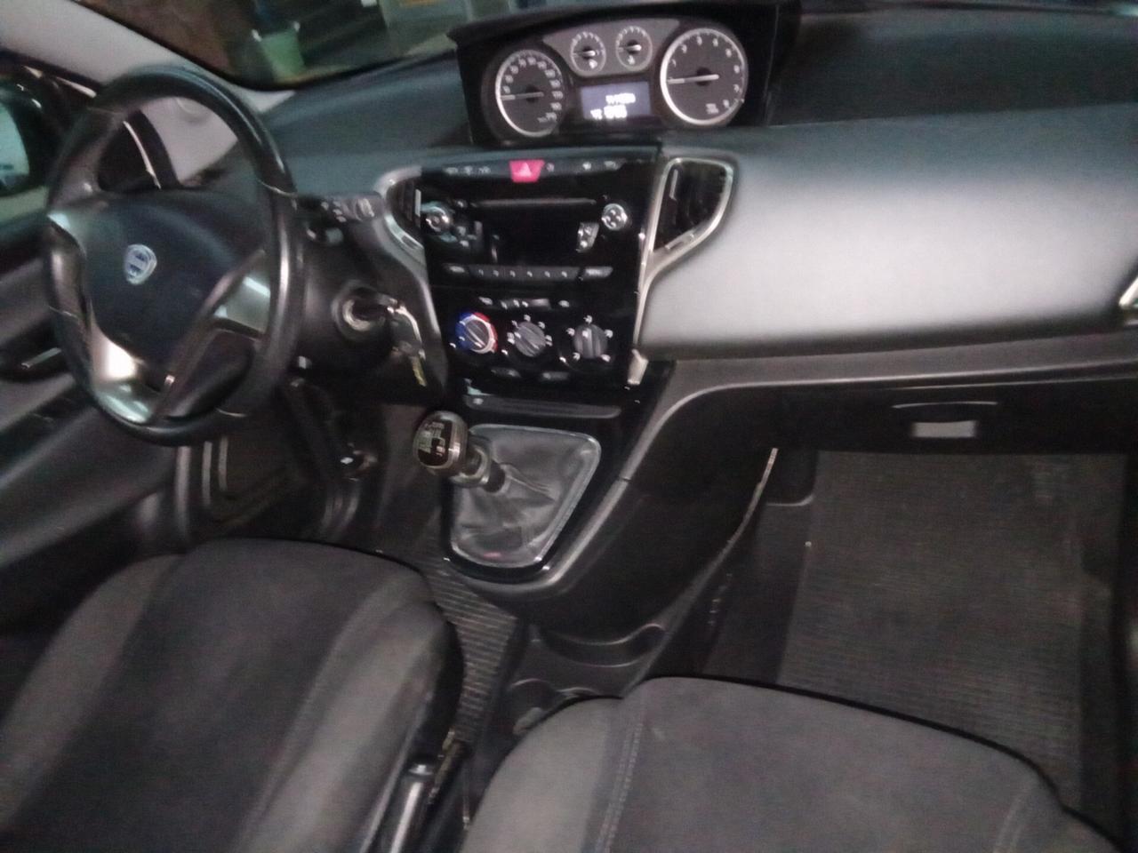 Lancia Ypsilon 1.2 69 CV . Neopatentati