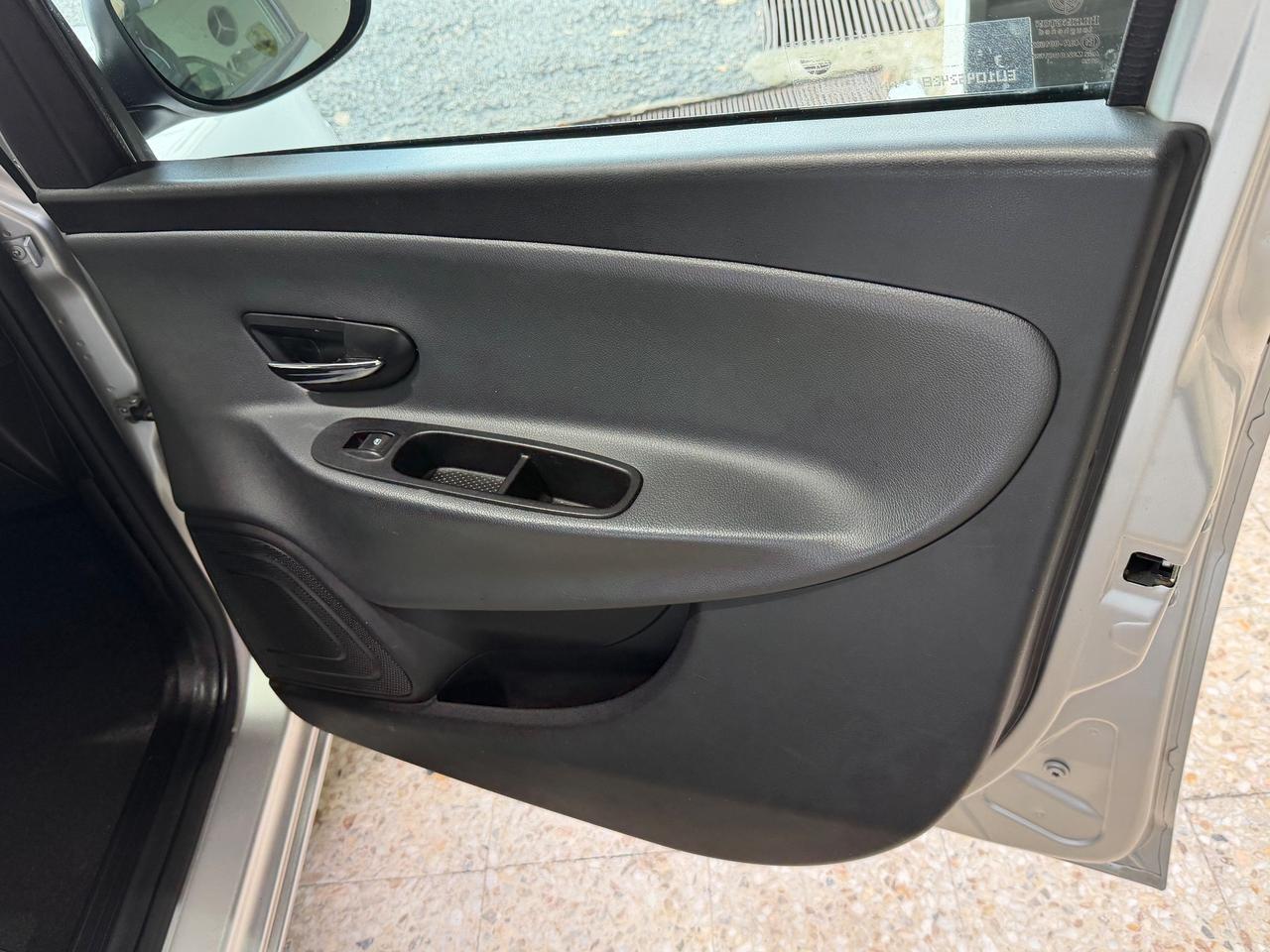 Lancia Ypsilon 1.2 69 CV 100 MILA KM