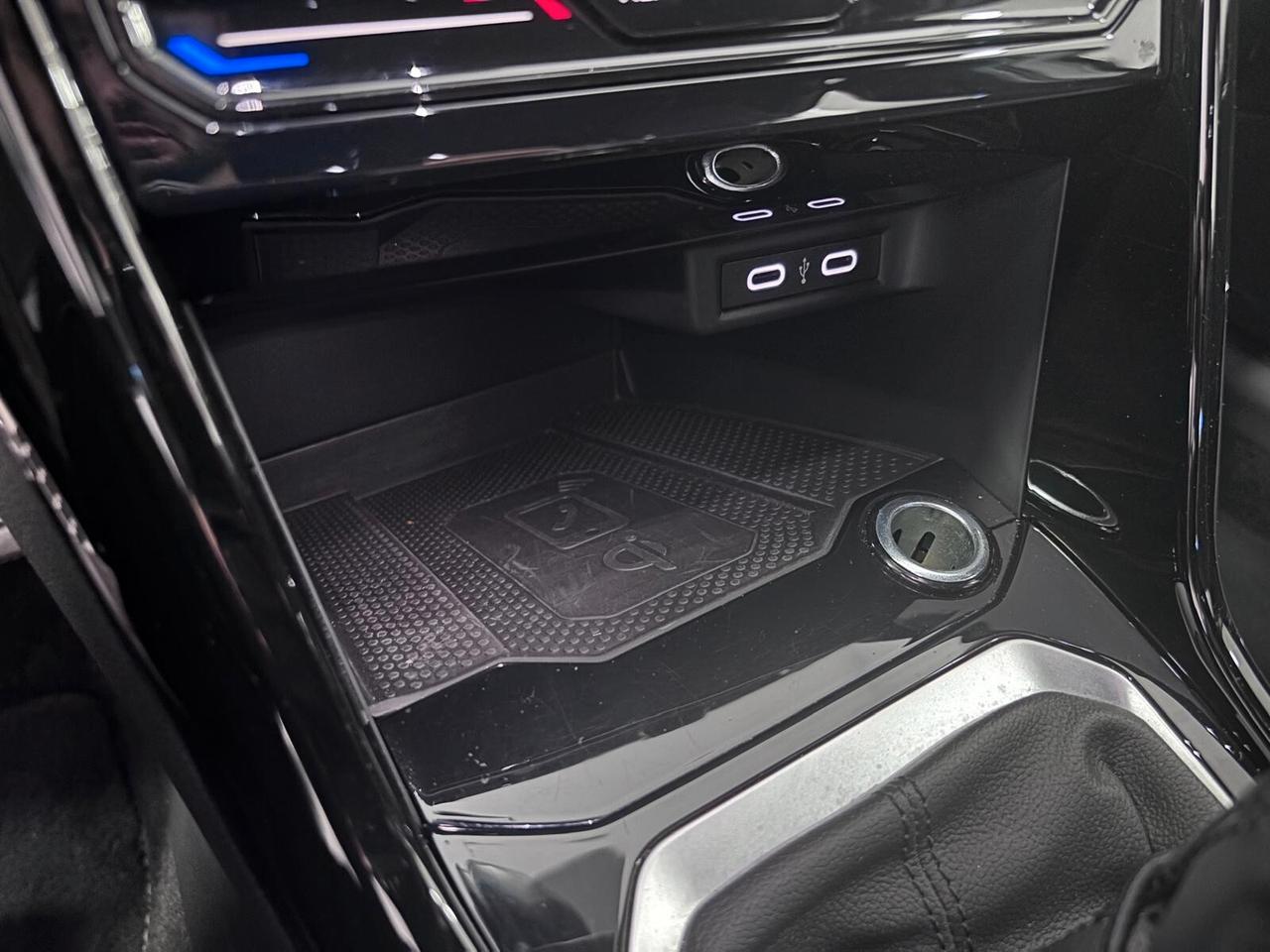 VOLKSWAGEN T-ROC 2.0 TDI R-LINE RETRO-NAVI-LED