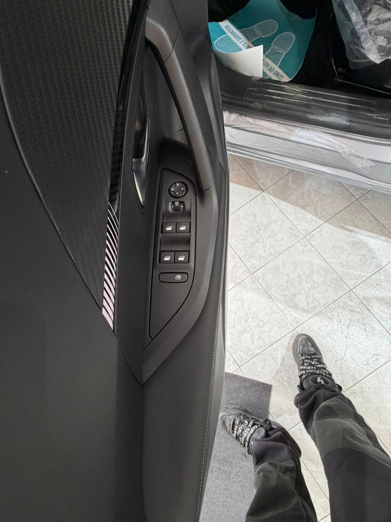 Peugeot 2008 Hybrid 145 e-DCS6 Allure