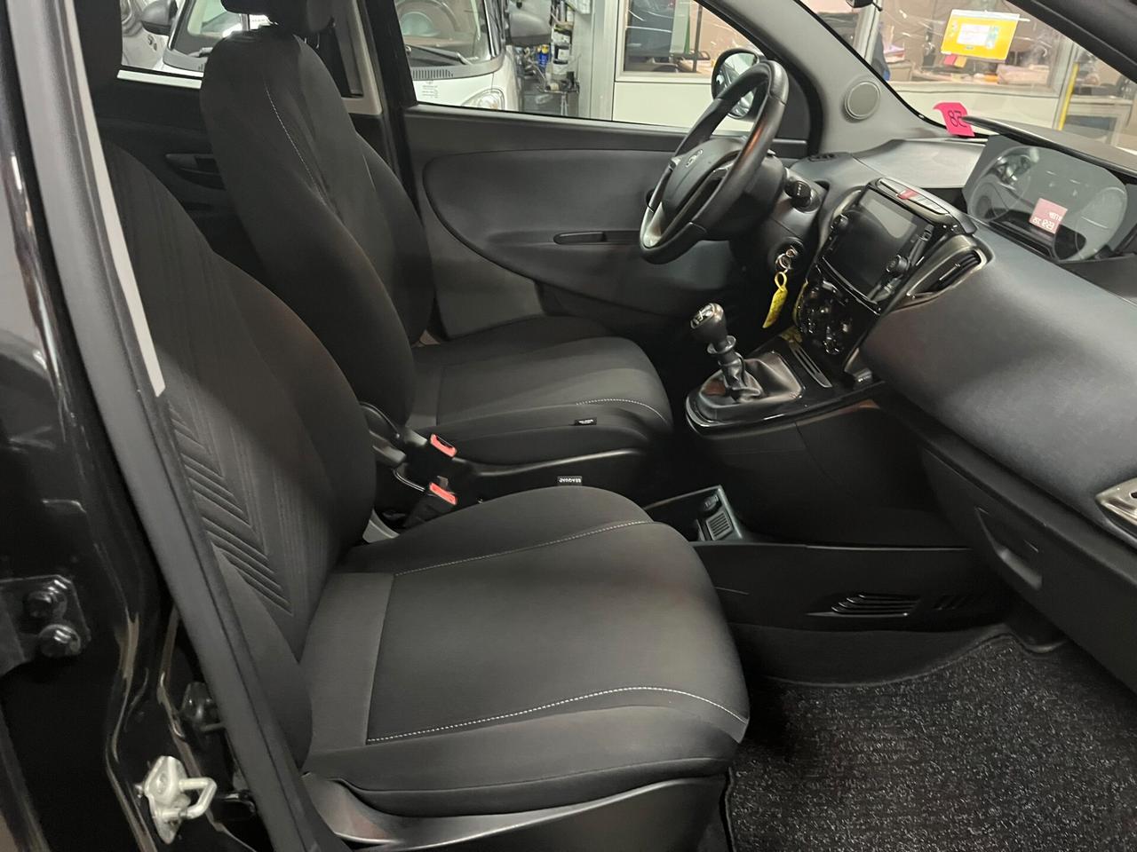 Lancia Ypsilon 1.0 Hybrid 5 porte