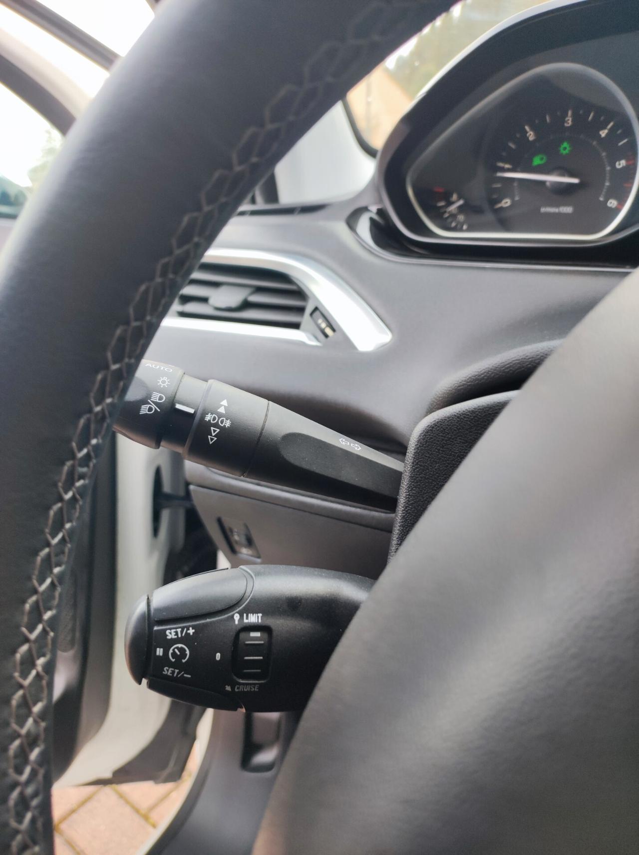Peugeot 208 1.4 HDi 68 CV 3 porte Allure