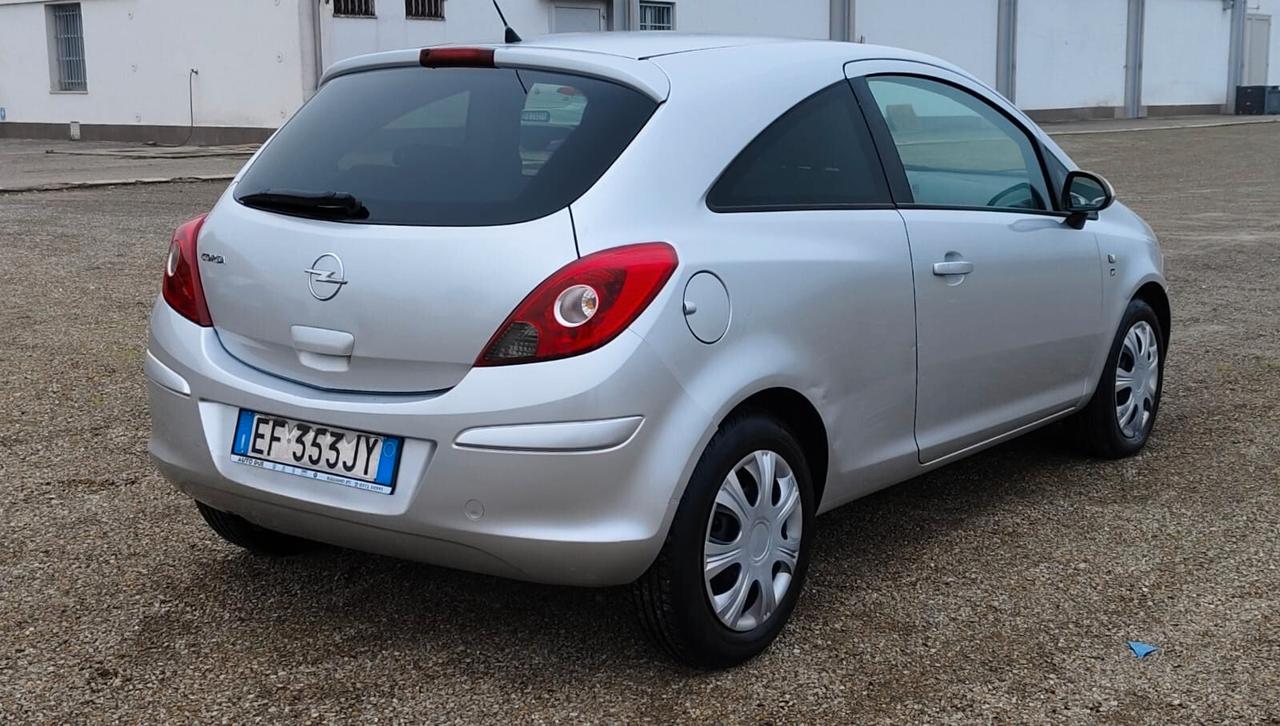 Opel Corsa 1.2 3 porte b-color