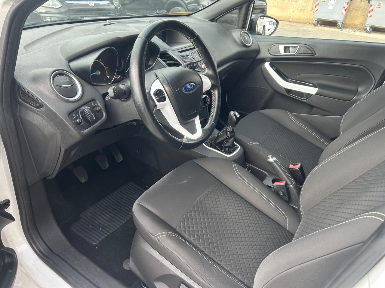 Ford Fiesta 1.5 TDCi Black & White Edition Euro 6B