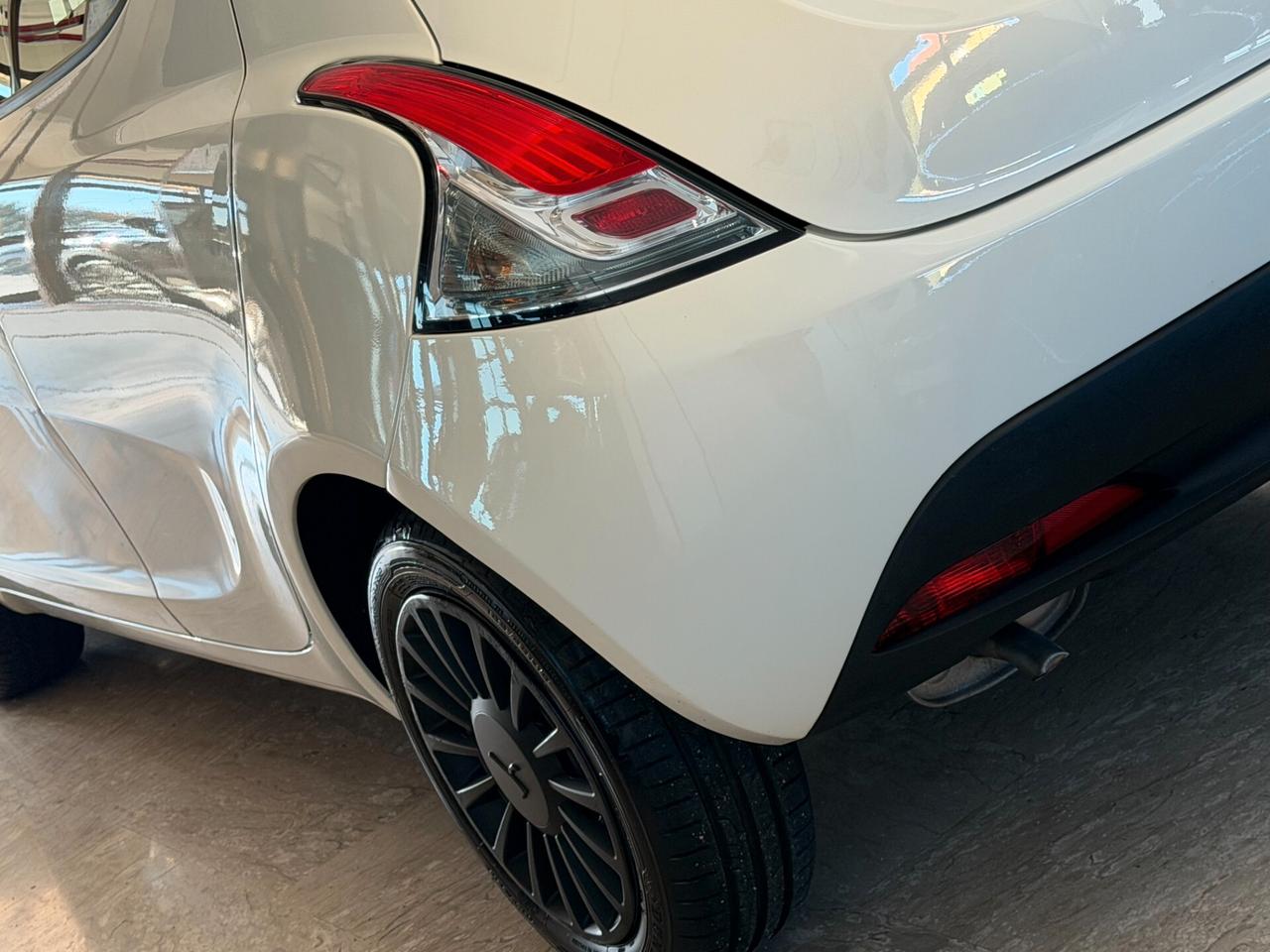 Lancia Ypsilon 1.2 69 cv. ELEFANTINO BLU