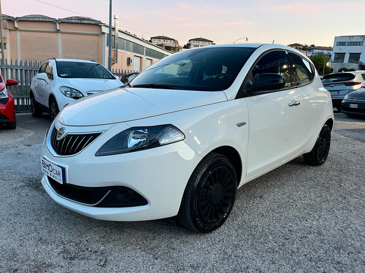 Lancia Ypsilon 1.0 FireFly 5 porte S&S Hybrid Ecochic Silver