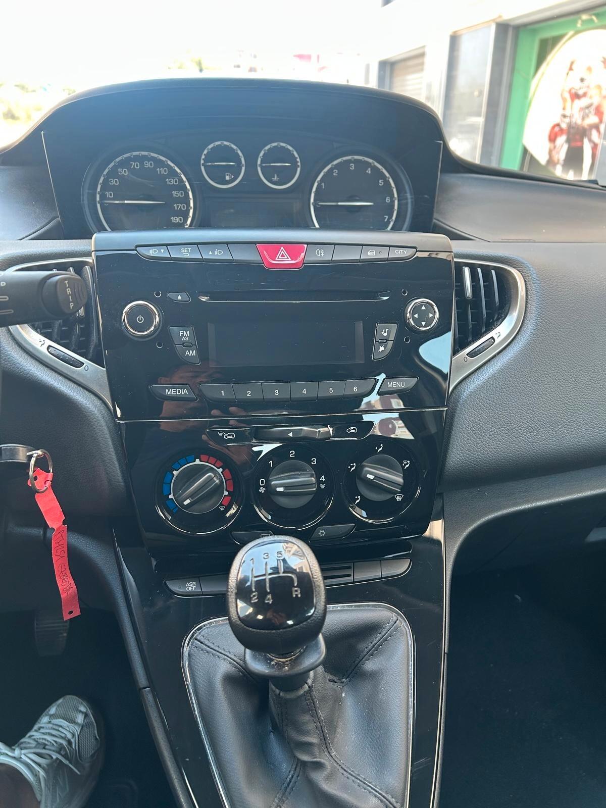 Lancia Ypsilon 1.2 69 CV 5 porte Gold