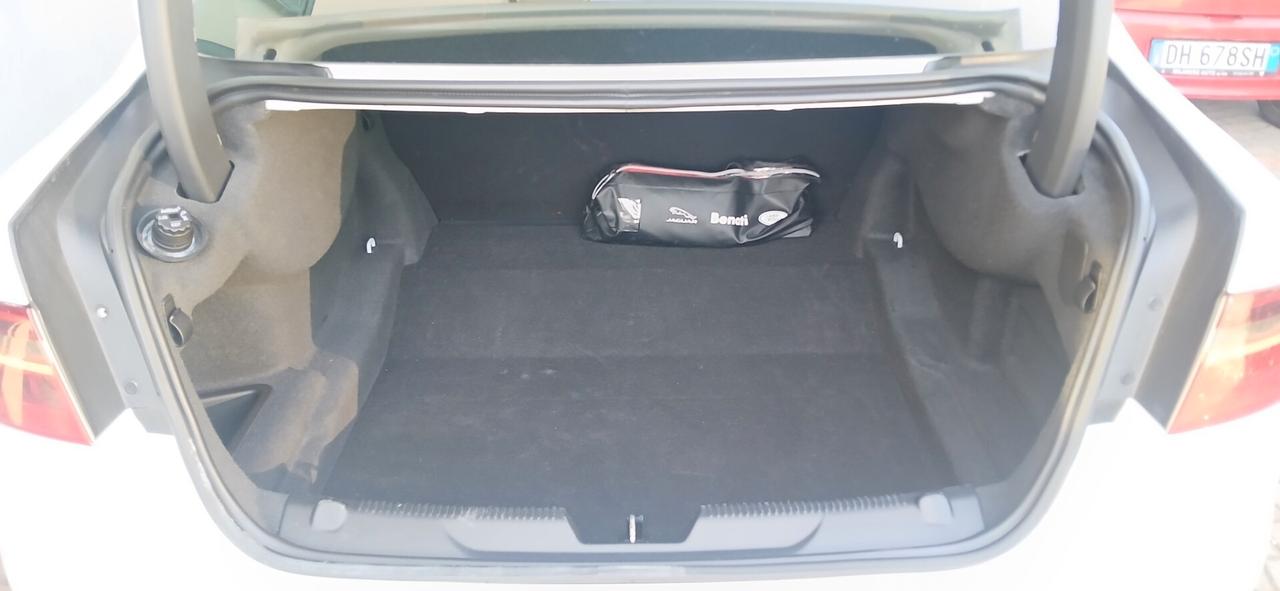 Jaguar XE 2.0 D Turbo 180 CV AWD aut. R-Sport