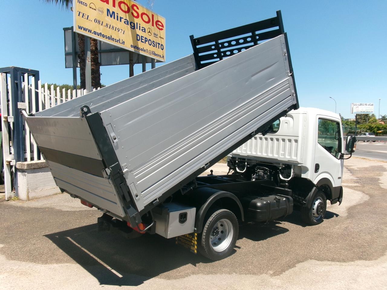 Nissan Cabstar NT 400 35-12 E5 RIBALTABILE TRILATERALE CON SOVRASPONDE GANCIO TRAINO