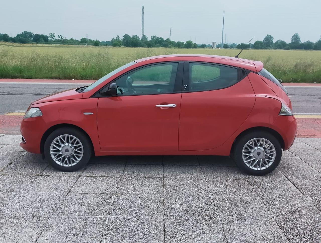 Lancia Ypsilon 0.9 TwinAir 85 CV 5 porte S&S DFN Gold AUTOMATICA