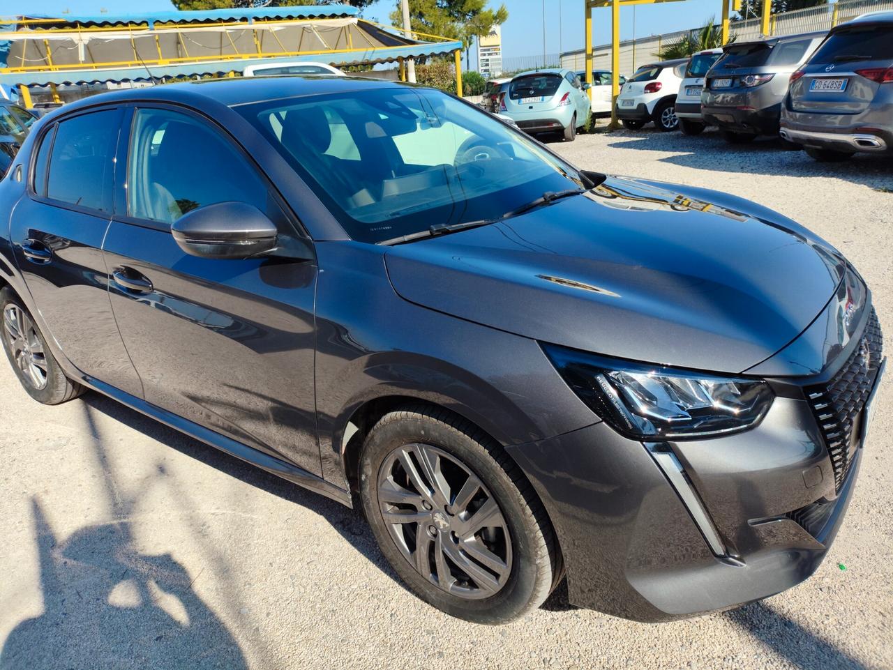 Peugeot 208 PureTech 75 Stop&Start 5 porte Allure – 2022 – 10.100 km . Vendita senza IVA (regime del margine)