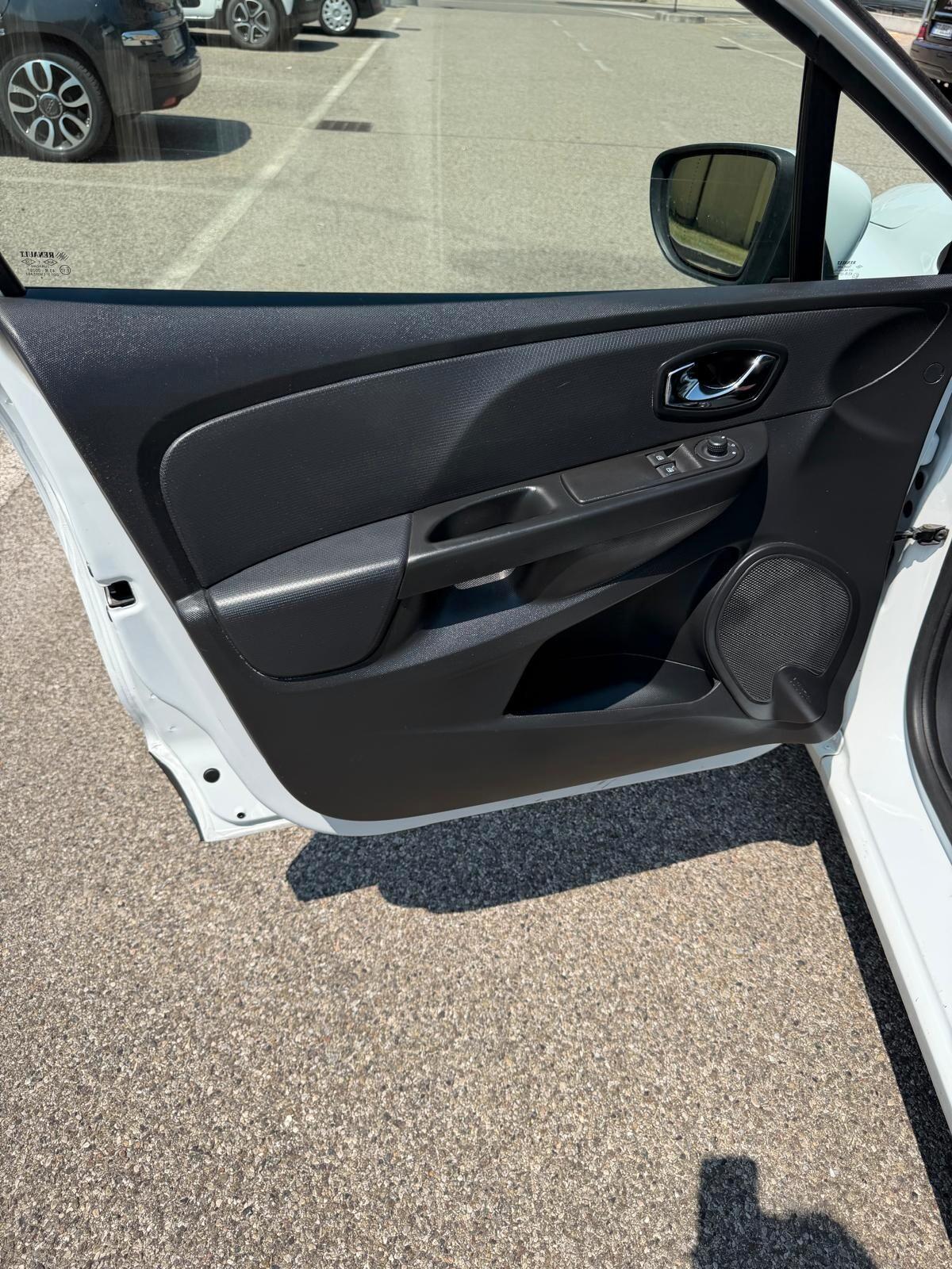 Renault Clio 1.2 - NEOPATENTATI - 12 MESI DI GARANZIA -
