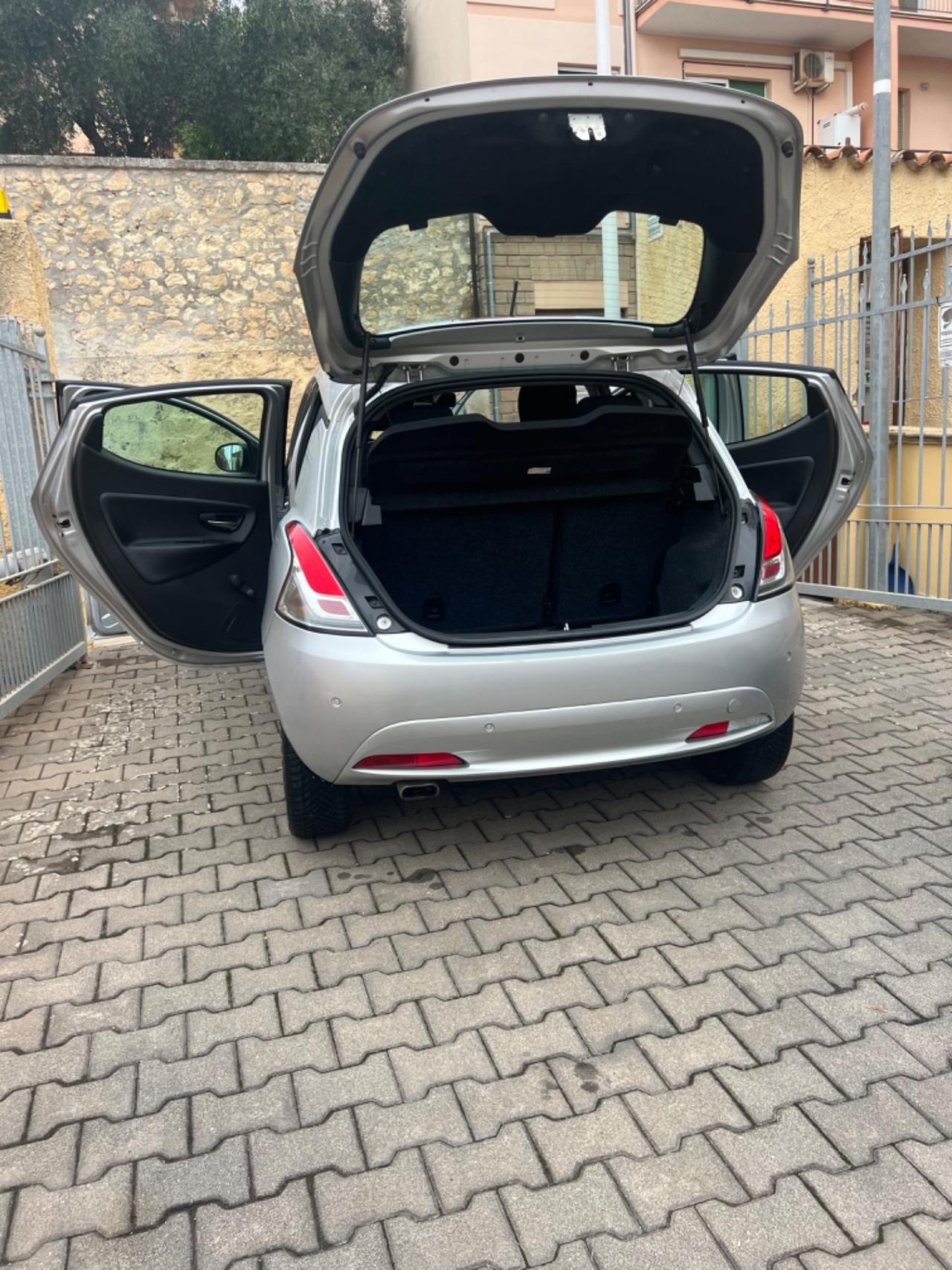 Lancia Ypsilon 1.2 69 CV 5 porte Silver