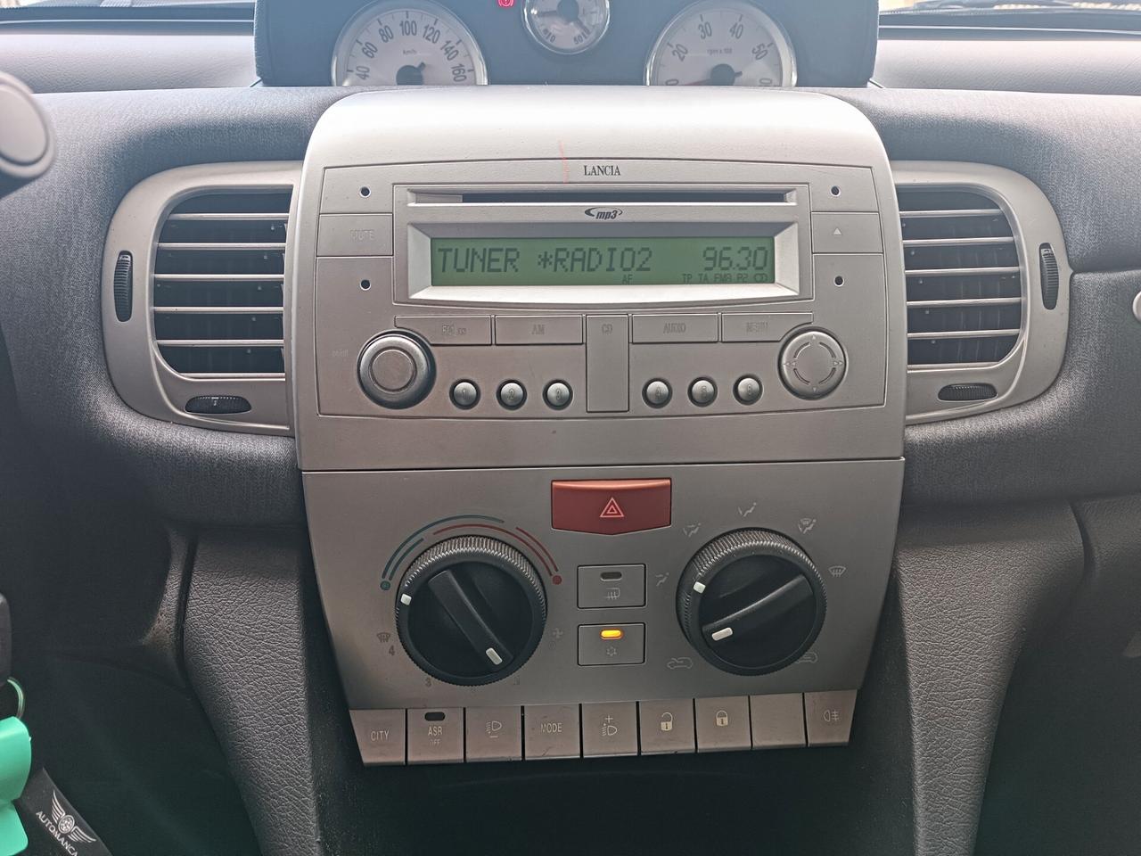 Lancia Ypsilon 1.3 MJT 75 CV Versus