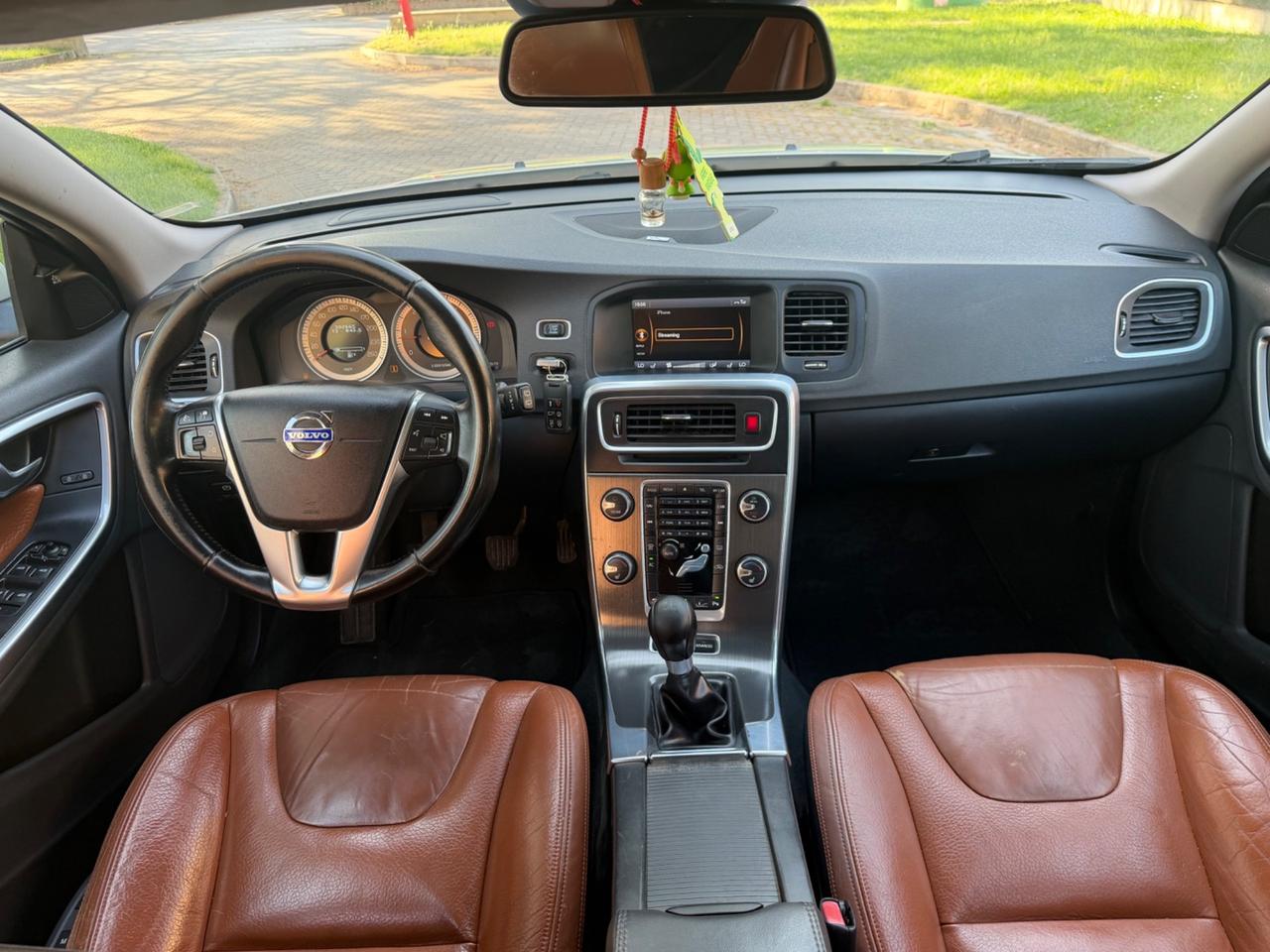 Volvo V60 2.4D D5 R-design