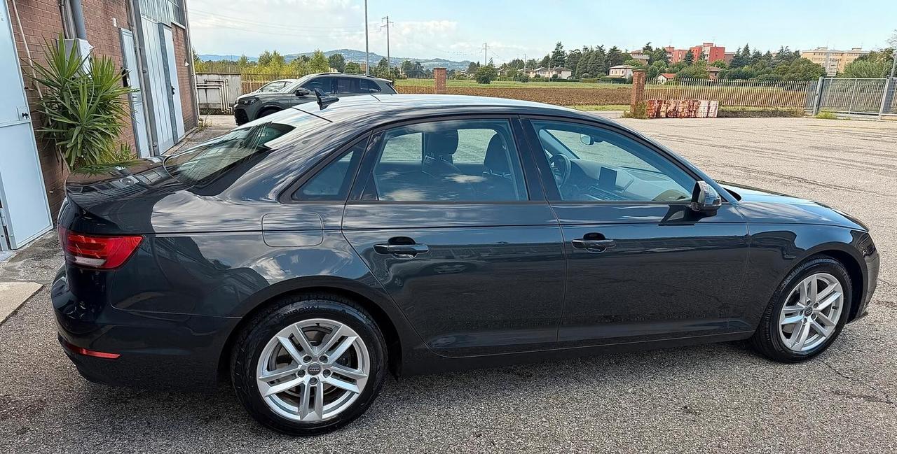 Audi A4 2.0 TDI 150 CV S tronic Sport