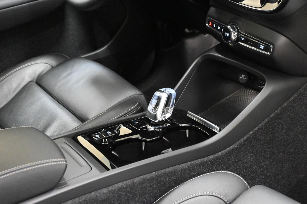 VOLVO XC40 (2017-->) XC40 T2 Geartronic Momentu...