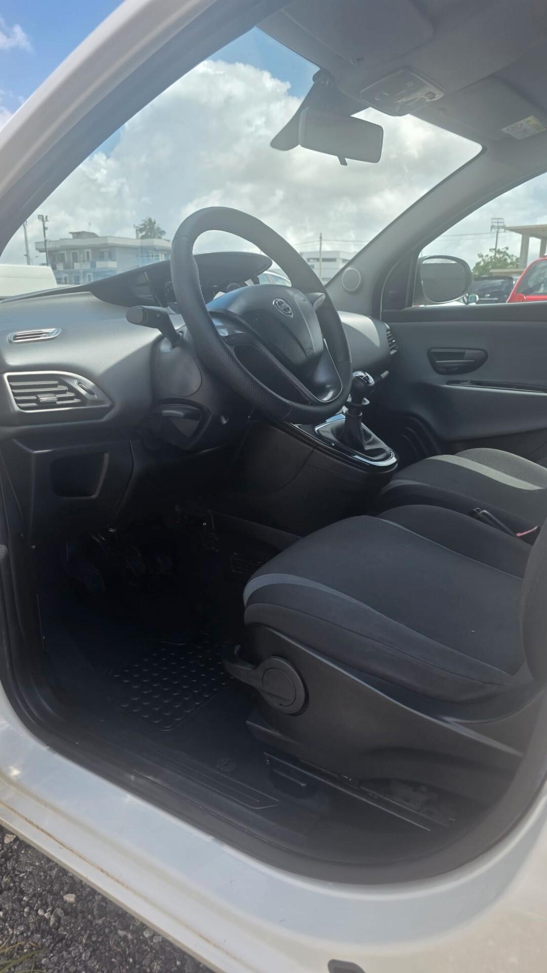Lancia Ypsilon 1.2 69 CV 5 porte Platinum