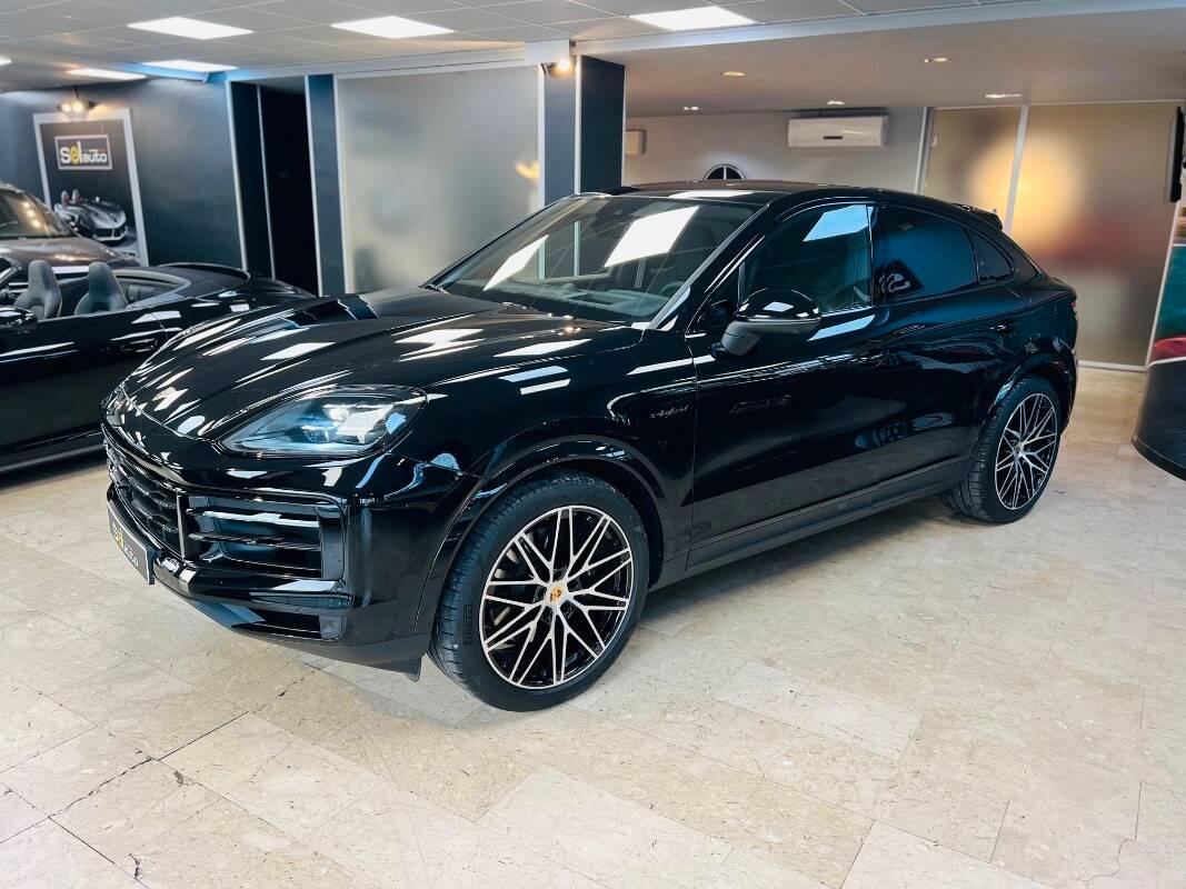 Porsche Cayenne Coupe Coupe e-hybrid Face lift 2024 auto nuova