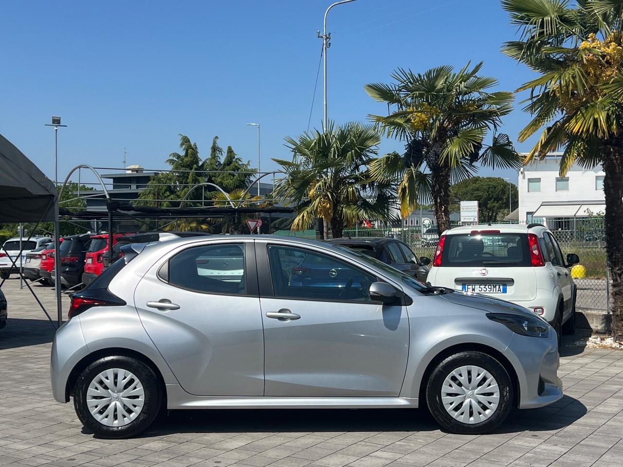 Toyota Yaris 1.5 Hybrid 5 porte Business FINANZIABILE