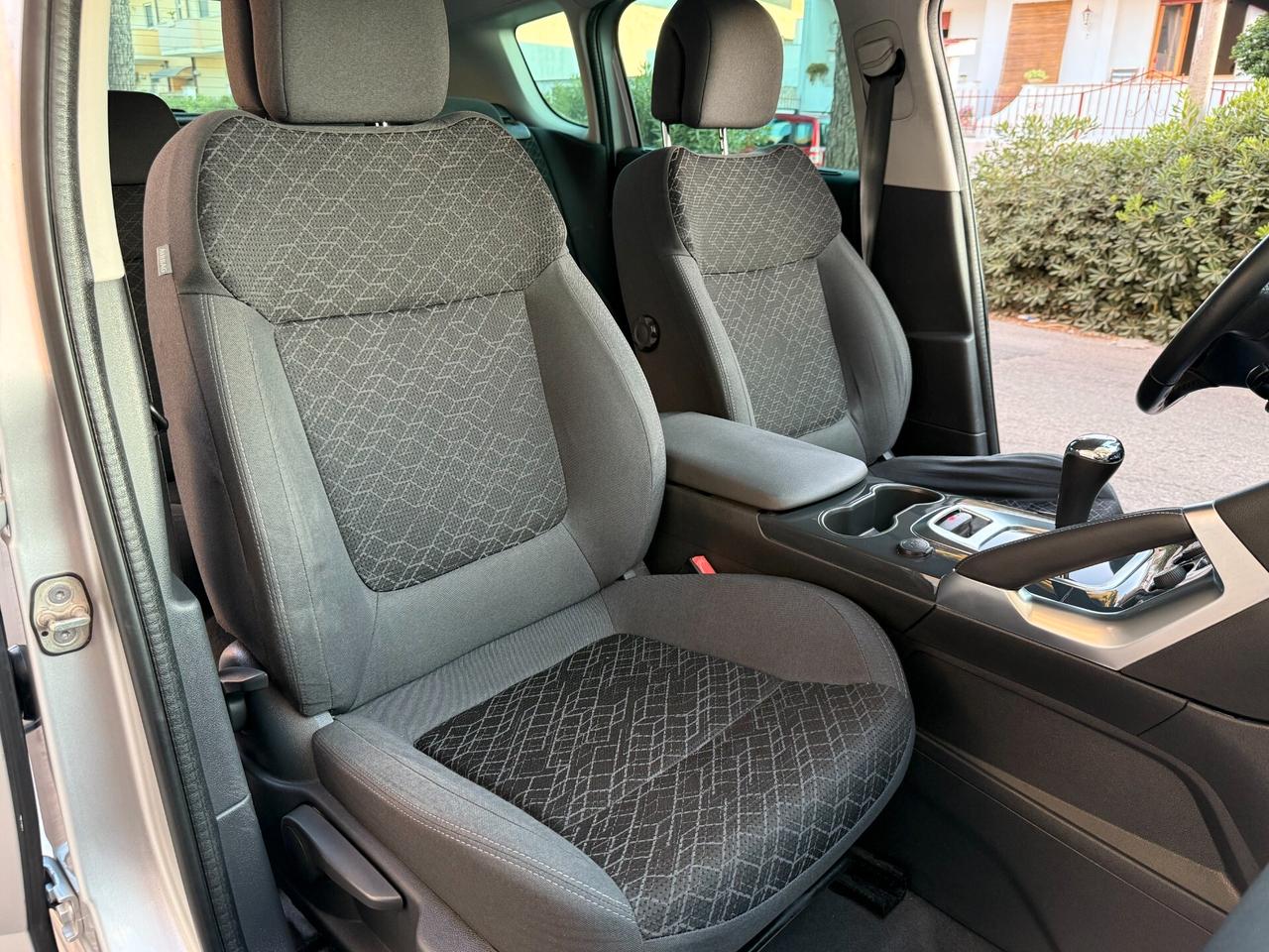 Peugeot 3008 1.6 eHDi AUTOMATIC NAVI LED - 2015