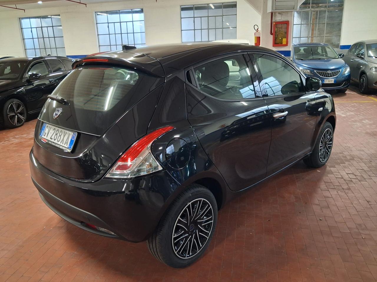 Lancia Ypsilon 1.0 FireFly 5 porte S&S Hybrid Silver