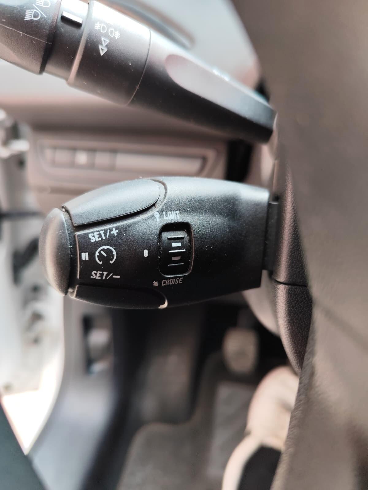 Peugeot 208 1.4 HDi 68 CV 5 porte Allure