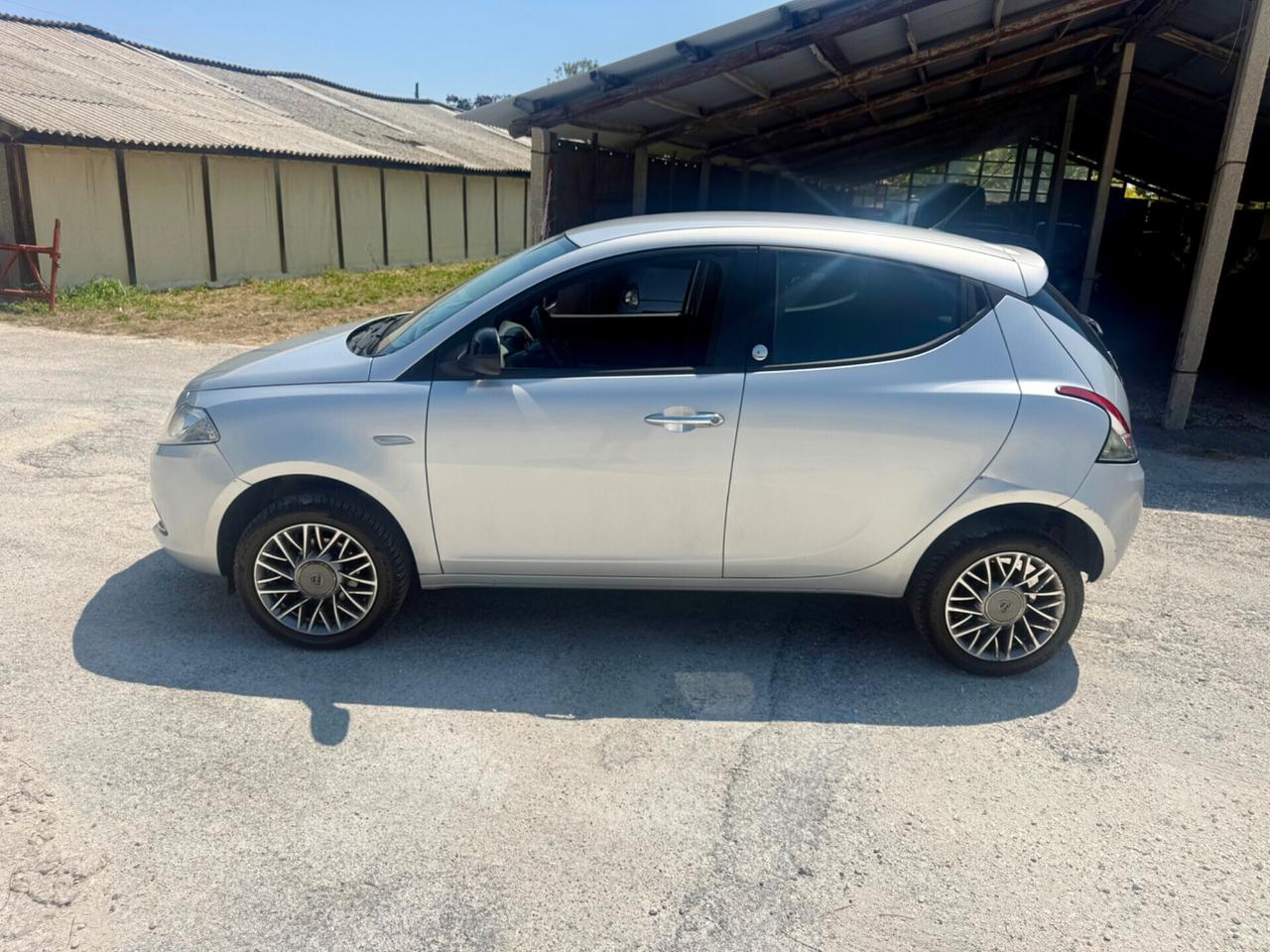 Lancia Ypsilon natural power benzina metano NEOPATENTATI