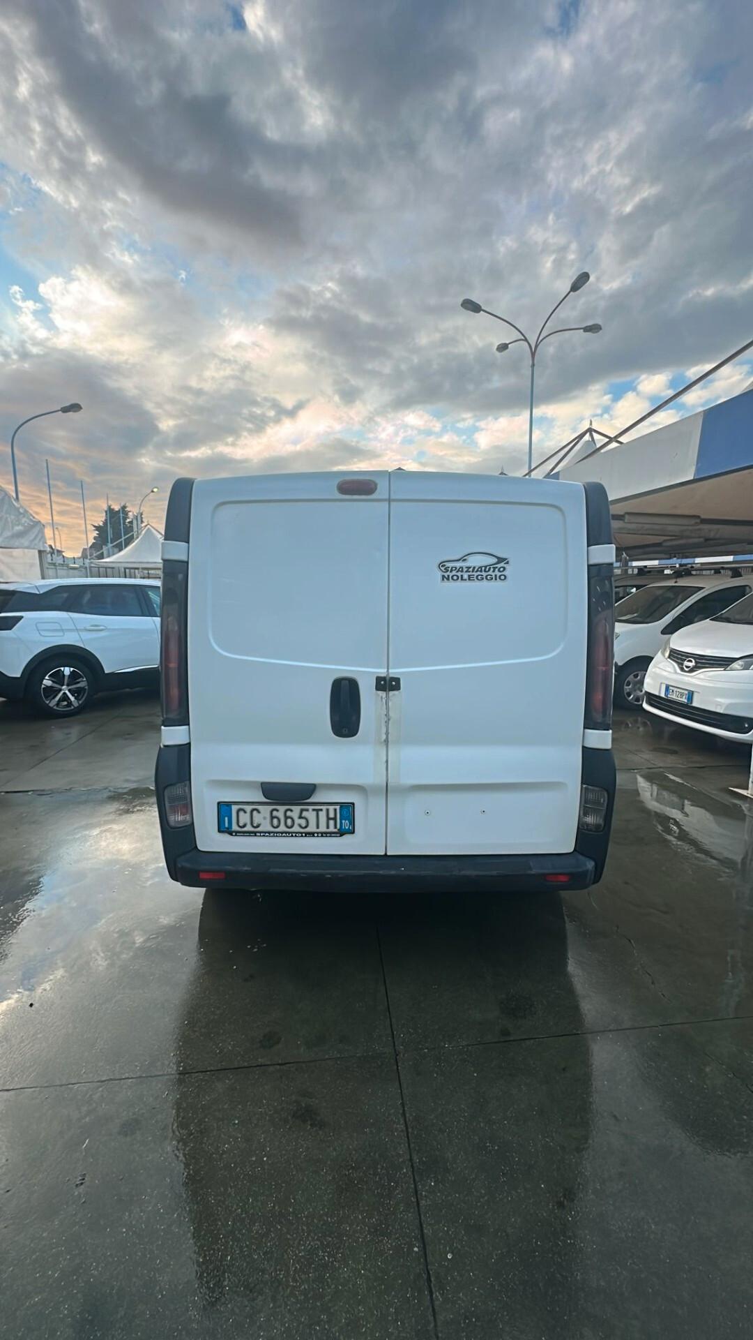 RENAULT TRAFIC CON PORTA LATERALE