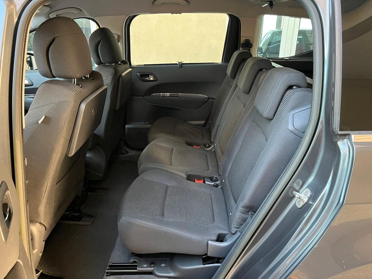Peugeot 5008 1.6 HDi 115CV Business 7 Posti