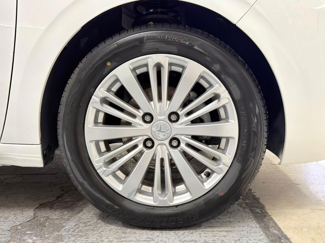 Peugeot 208 PureTech 82 5p. GPL Allure