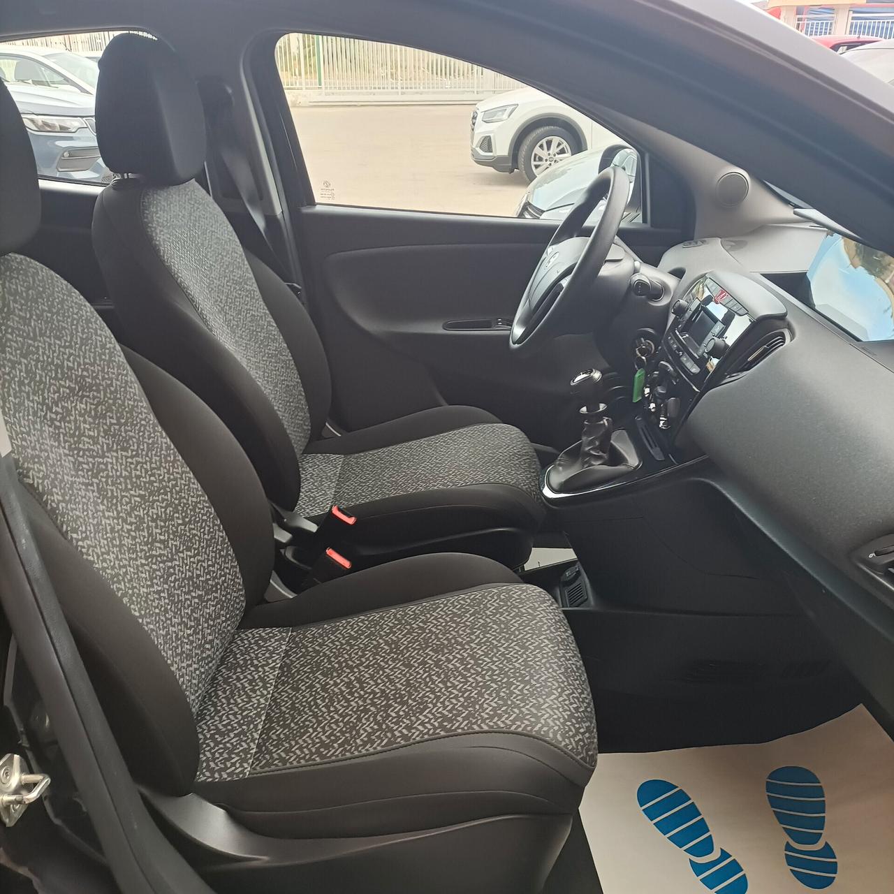Lancia Ypsilon 1.0 FireFly 5 porte S&S Hybrid Silver