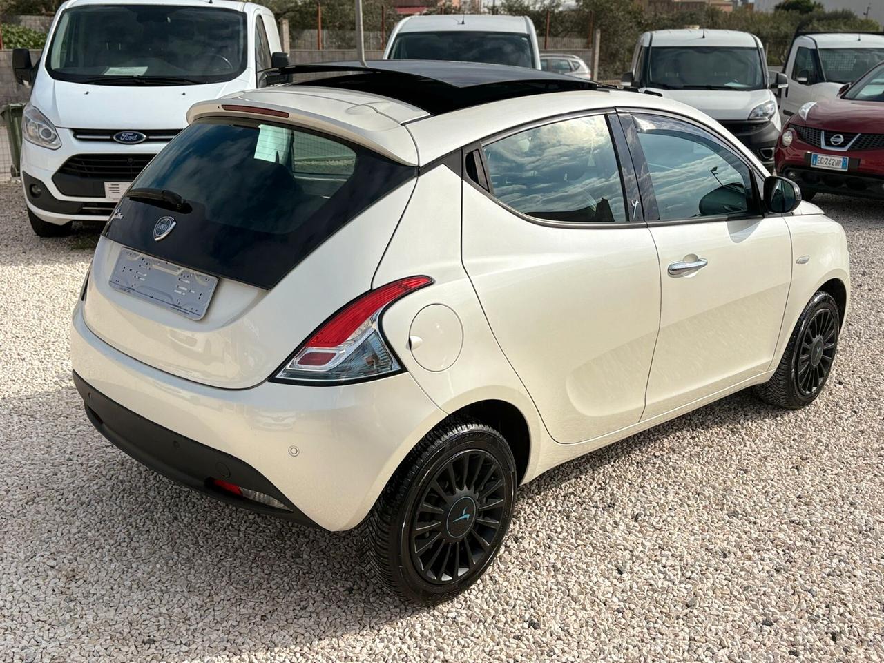 Lancia Ypsilon 0.9 TwinAir 85 CV 5 porte S&S Black&Red