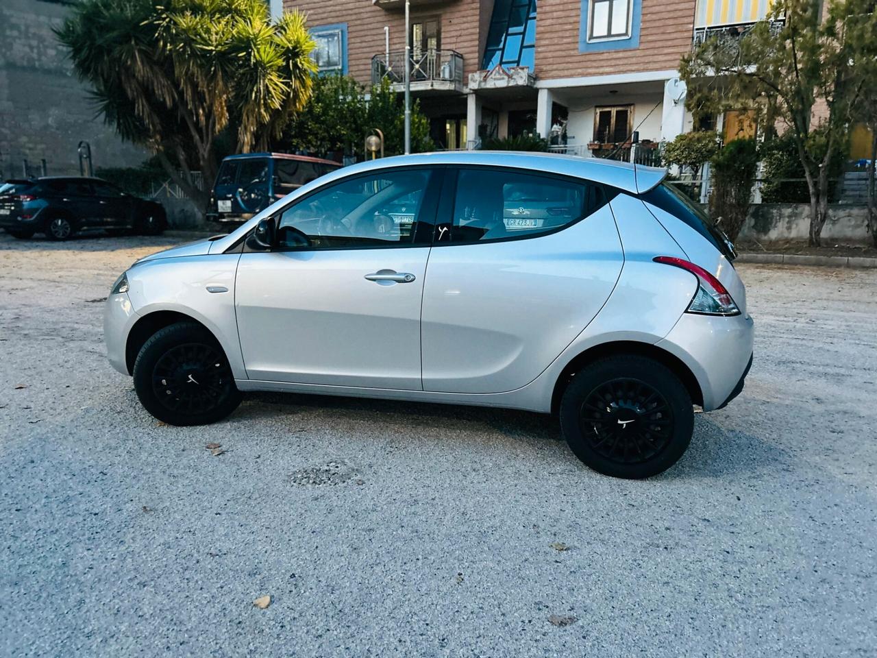 Lancia Ypsilon 0.9 TwinAir 85 CV 5 porte Metano Ecochic Elefantino