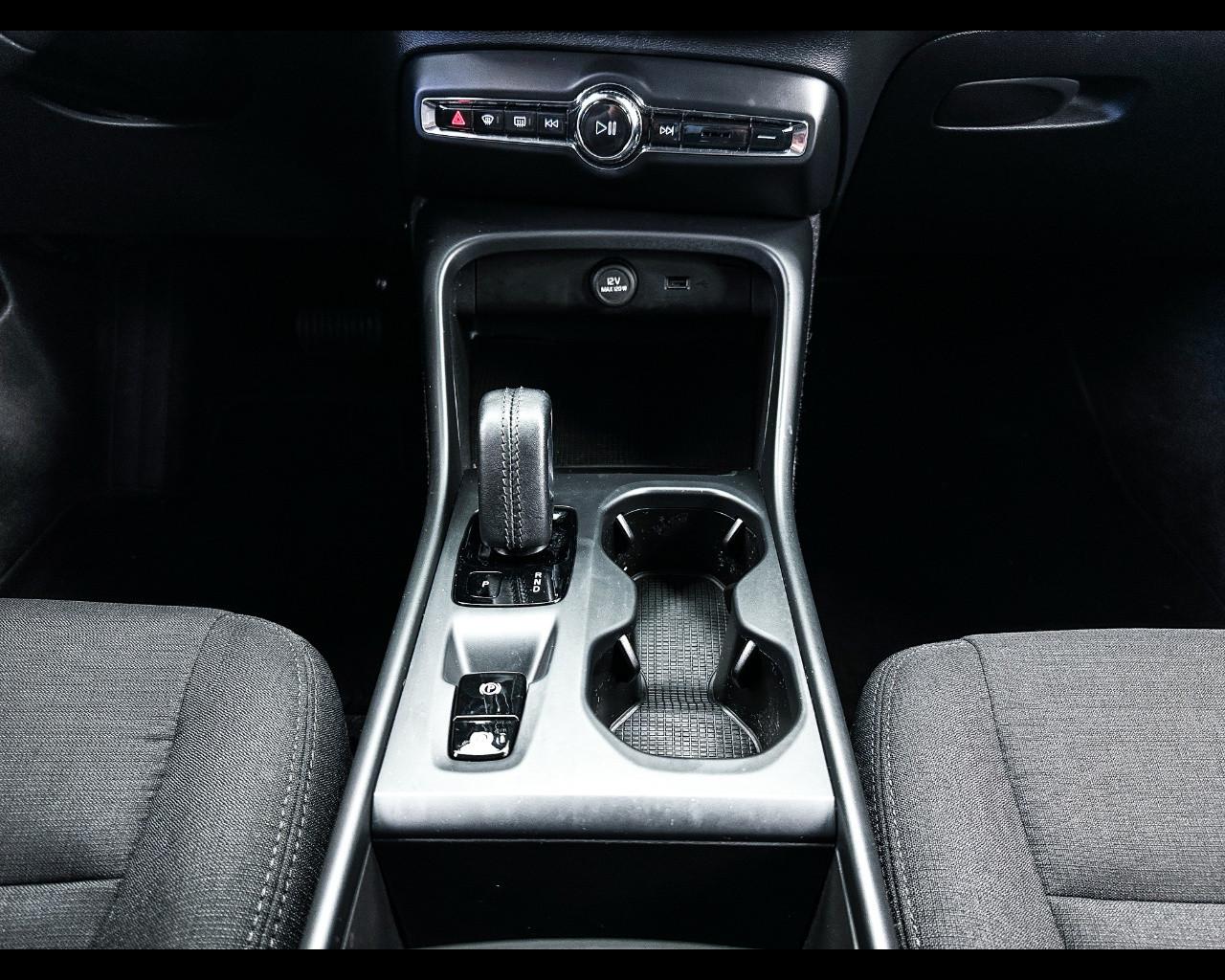 VOLVO XC40 (2017-->) - XC40 D3 Geartronic Momentum Core