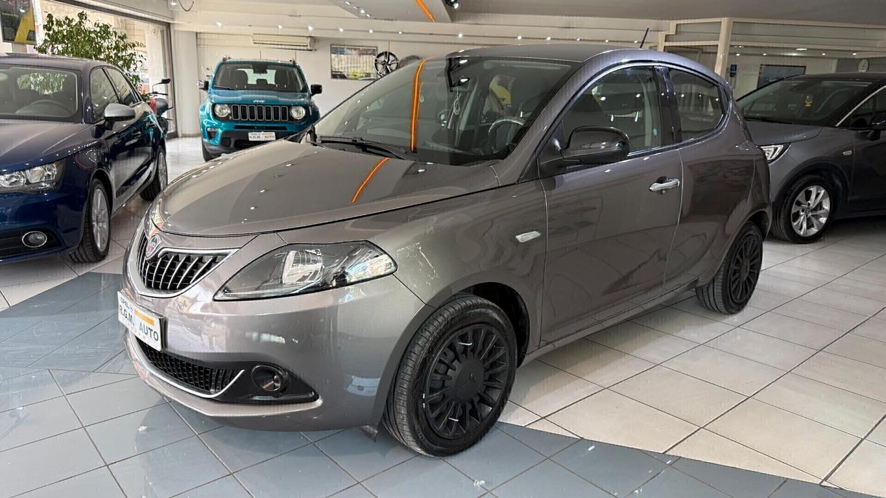 Lancia Ypsilon 1.0 FireFly 5 porte S&S Hybrid Silver