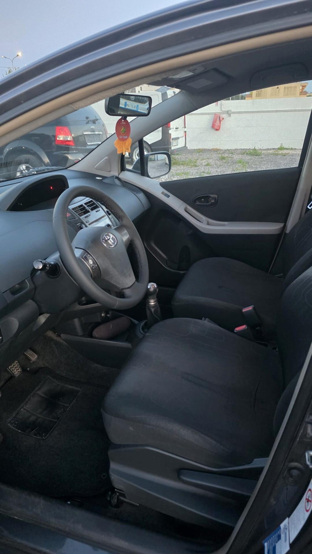 Toyota Yaris 1.0 5 porte Luxury pack