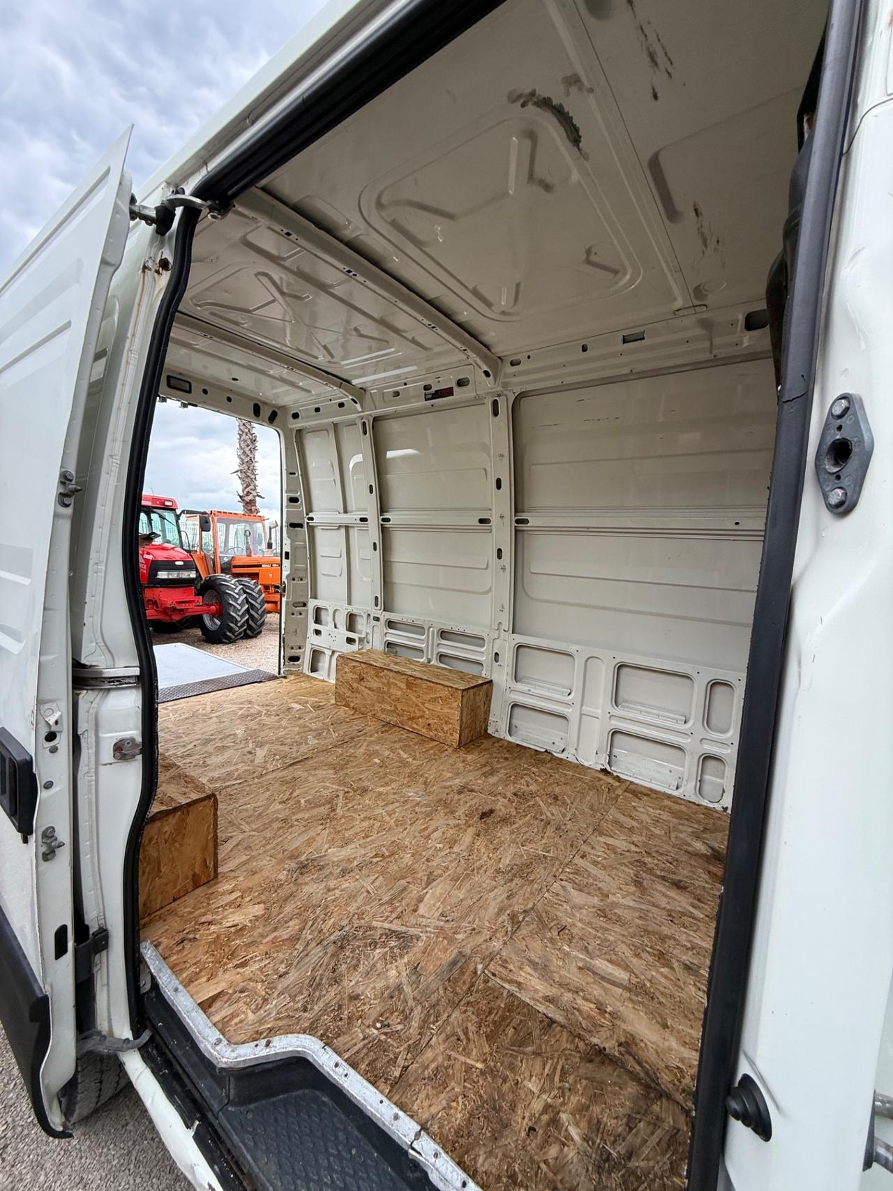 Trattore iveco Daily furgonato con sponda idraulica 10 quintali