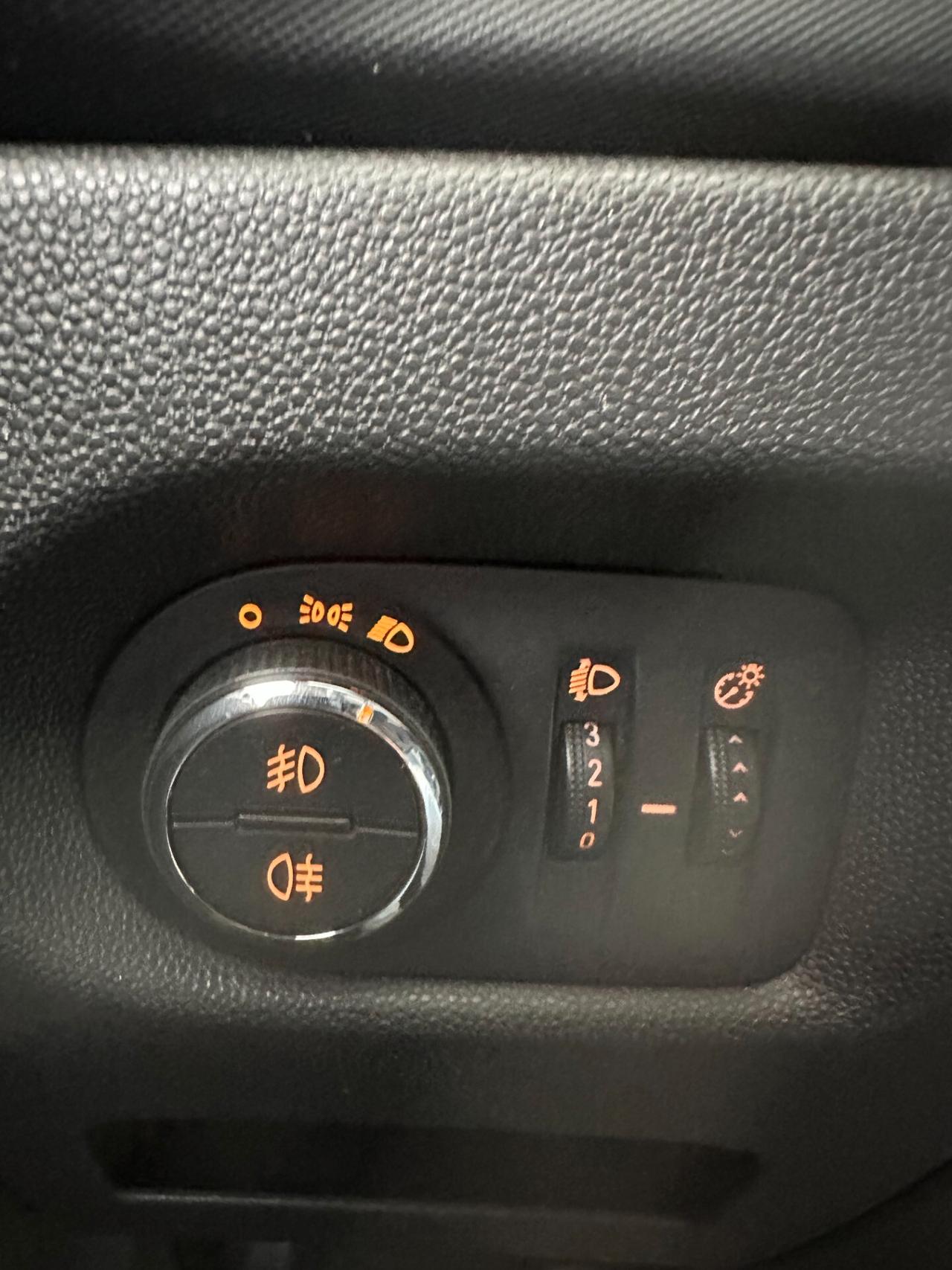 Opel Corsa 1.0 Benz, Euro 5A, cons ridot, si neopatentati