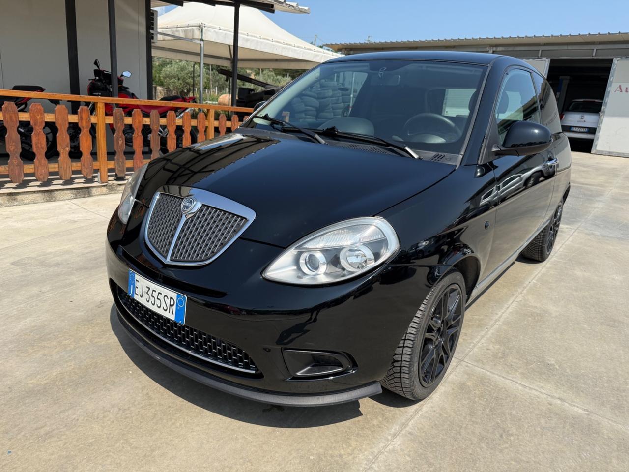 Lancia Ypsilon 1.3 MJT 75 CV Unyca
