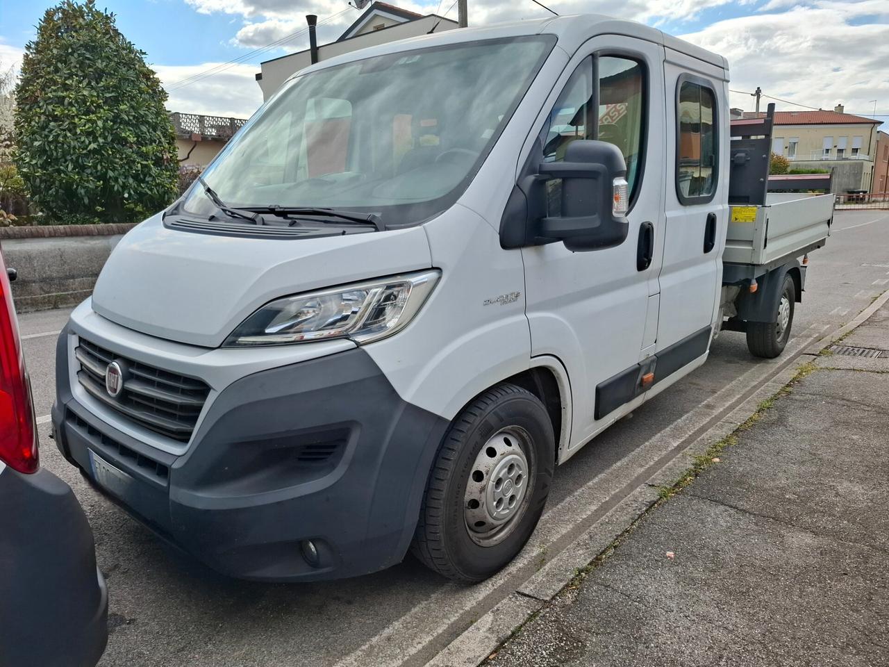 Fiat Ducato 2.3 cassonato con Doppia cabina 7 posti allestito con Gru Fassi