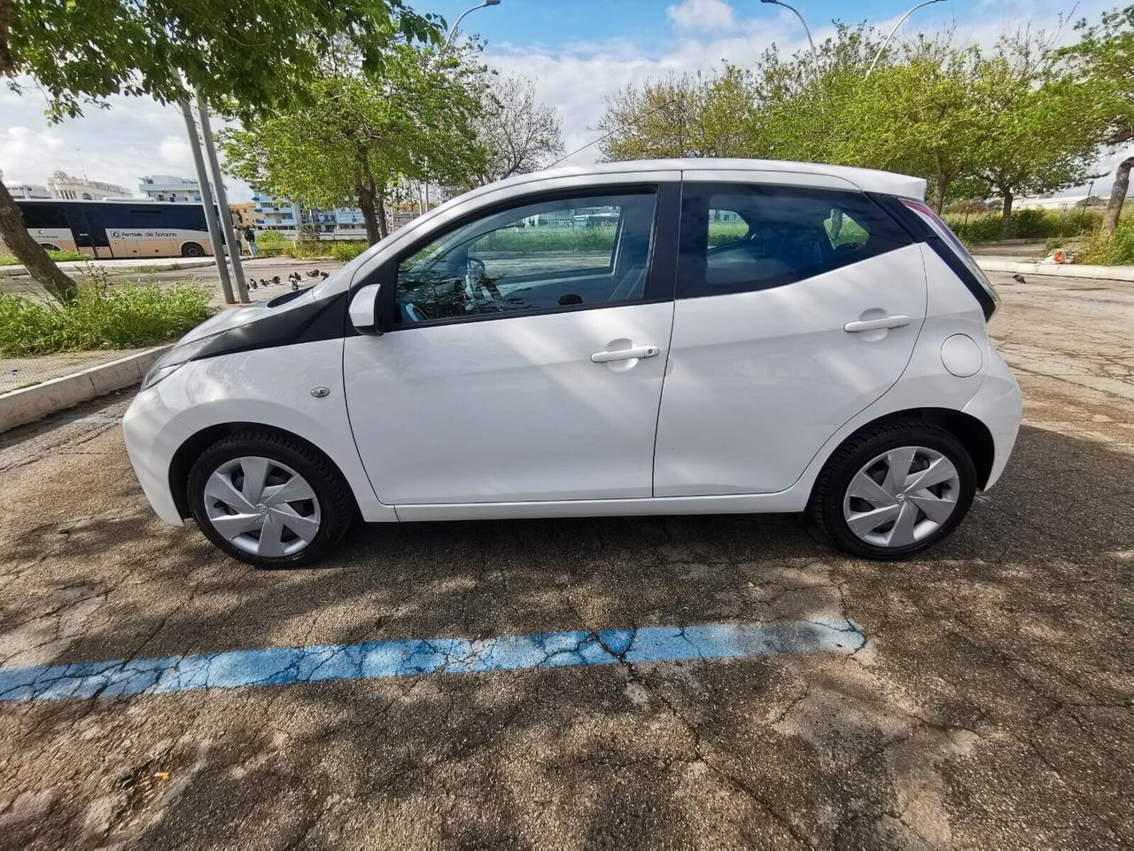 Toyota Aygo 1.0 VVT-i 69 CV 5 porte x-play MMT 2015