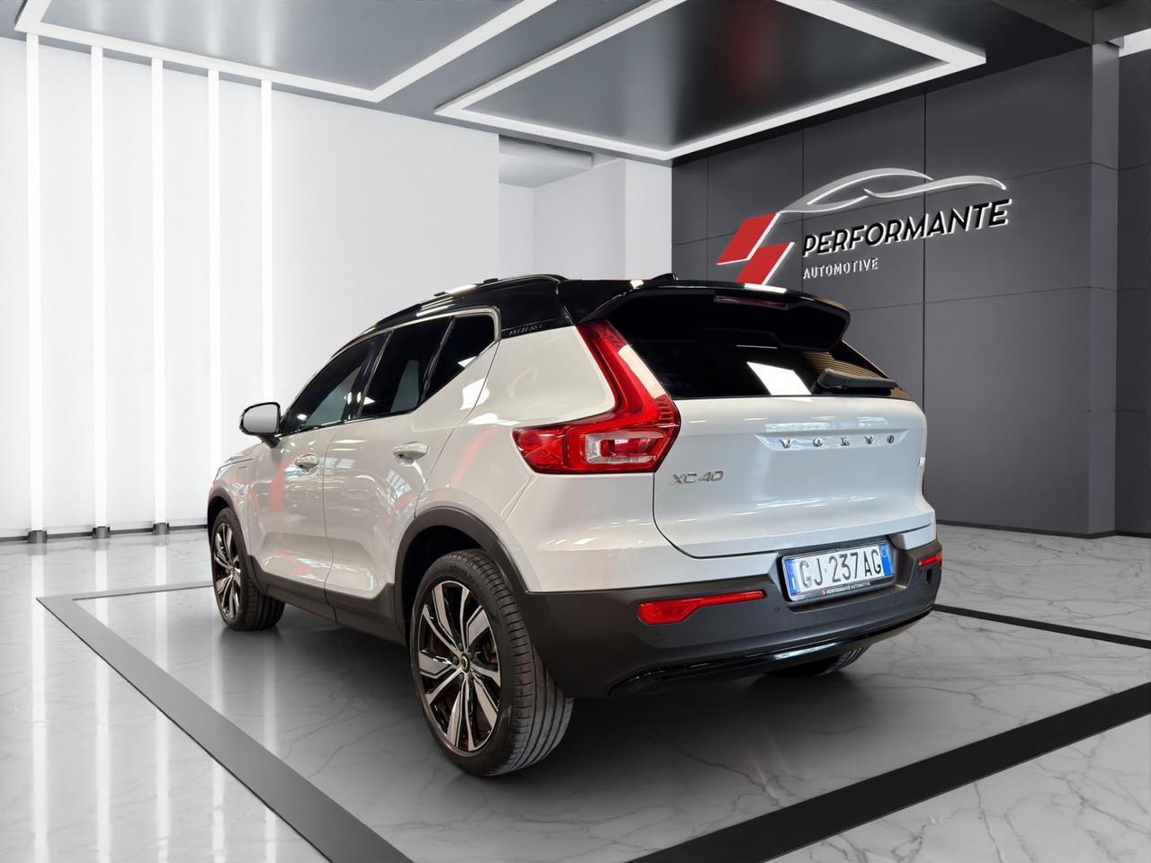 Volvo XC40 1.5 t4 phev R-design auto my21 - 24 MESI GARANZIA