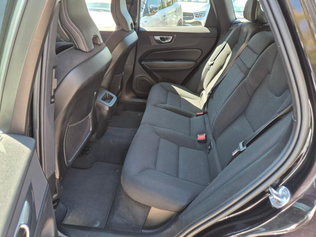 Volvo XC60 B4 (d) AWD automatico Momentum