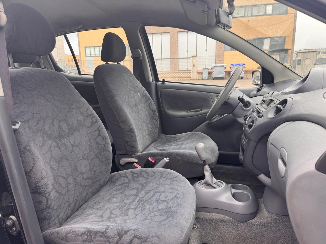 Toyota Yaris 1.0i 16V cat 5 porte Sol